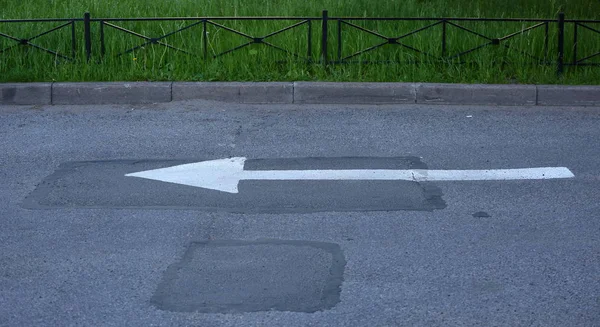 Der Weiße Pfeil Auf Der Asphaltstraße Das Symbol Der Bewegungsrichtung — Stockfoto