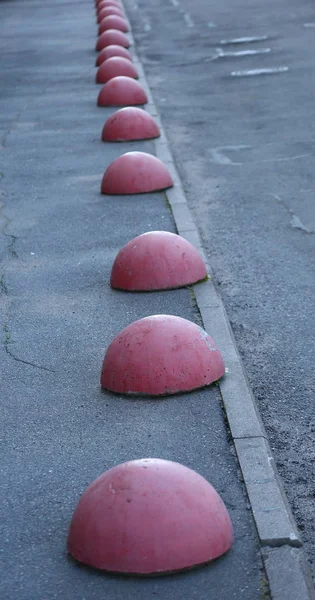 Barreira Número Meias Esferas Concreto Vermelho Calçada — Fotografia de Stock