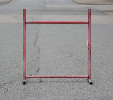 Asfalt üzerinde kırmızı taşınabilir metal bariyer