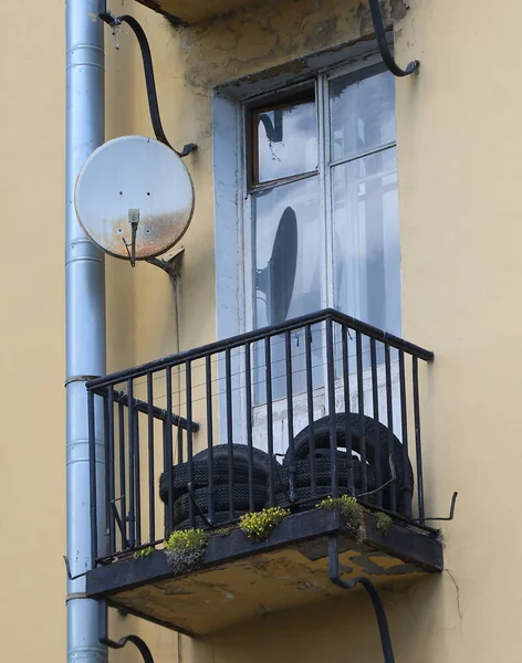 Storage of spare tires on the balcony of the house