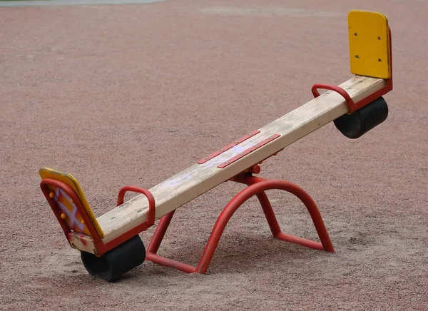 Bahçede küçük bir çocuk salıncağı