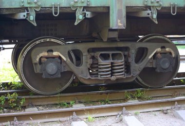 Demiryolu raylarında metal vagon tekerlekleri