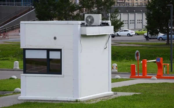 Bir kapı ve güvenlik kabini ile kontrol noktası