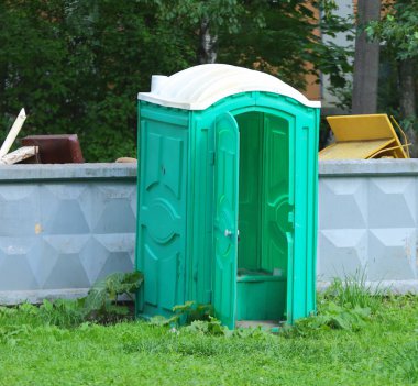 Gri beton çit mobil yeşil kompost tuvalet