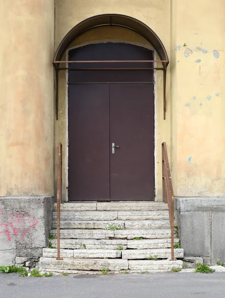 Entré Till Byggnaden Med Sten Veranda Och Metalldörr — Stockfoto