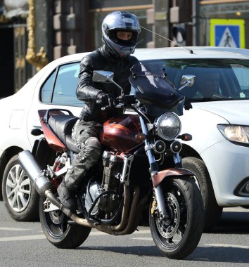 Şehir yolunda kasklı motosikletçi, Nevsky prospect, St. Petersburg, Rusya, Ağustos 2019