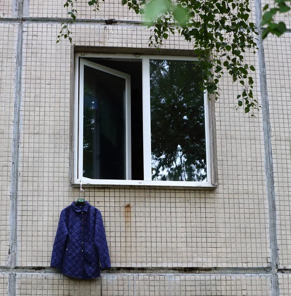 Lavé Suspendu Pour Sécher Extérieur Fenêtre Vêtements Dessus — Photo