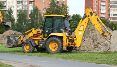 Sokakta toprak kazma sarısı, ulitsa Kollontay Saint Petersburg, Rusya, Eylül 2019