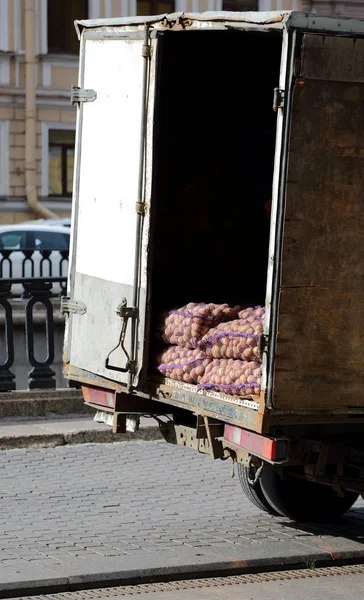 Das Heck Des Lastwagens Mit Kartoffeln Gittern Öffnen — Stockfoto