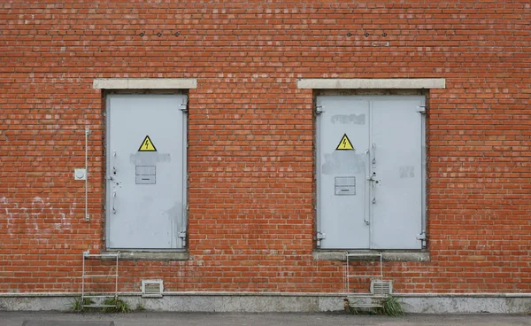 Металлические Двери Входа Трансформатор Стене Красного Кирпича — стоковое фото
