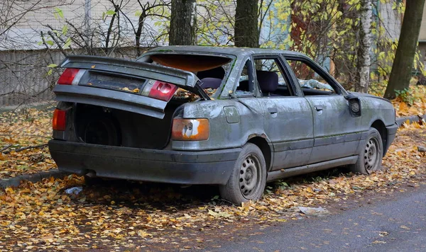 Vecchio Rotto Abbandonato Auto Grigio Scuro Foglie Gialle Nel Cortile — Foto Stock