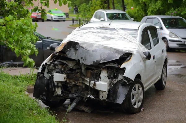 Светло Серый Автомобиль После Аварии Парковке Улица Подвойского Санкт Петербург — стоковое фото