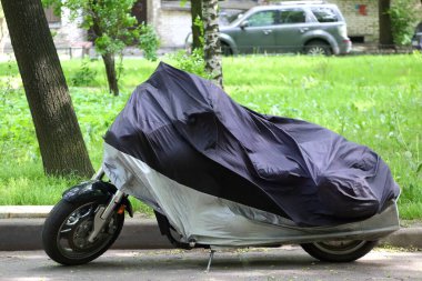 Üstü örtülü motosiklet.