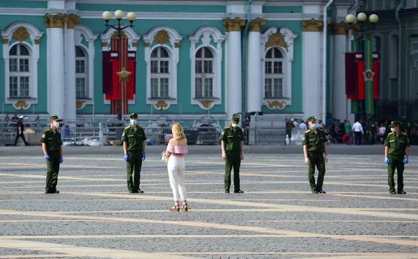 Ljushårig Flicka Framför Militär Avspärrning Vid Paradrepetition Slottstorget Sankt Petersburg — Stockfoto
