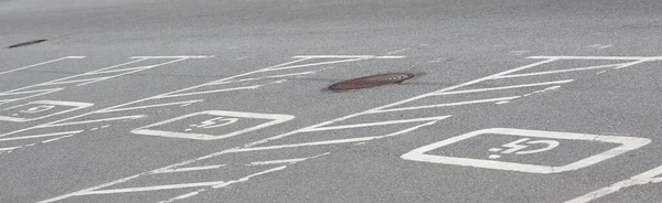 Behindertensymbol Auf Dem Stadtparkplatz — Stockfoto