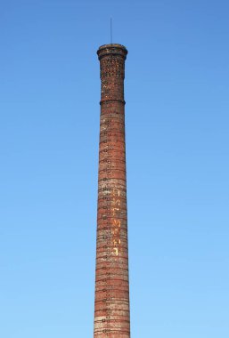 Kırmızı tuğladan yapılmış fabrika bacası.