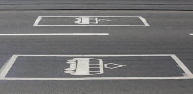 Kaldırımdaki tramvay durağı tabelası.