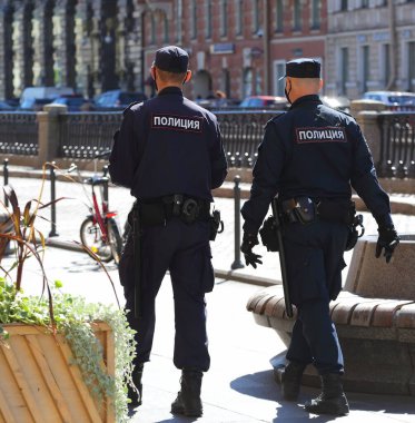 Devriye gezen iki Rus polis memuru, Griboyedov kanal seti, Saint Petersburg, Rusya Temmuz 2020