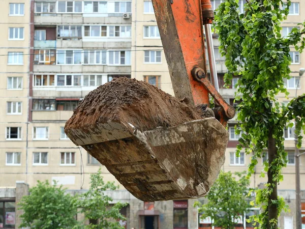 Ведро Экскаватора Заполненное Почвой Фоне Многоквартирного Дома — стоковое фото