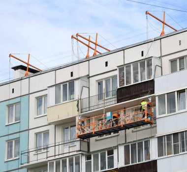 Iskrovsky Prospekt 40, Saint Petersburg, Rusya Temmuz 2020 'de bir iskan binasının duvarında inşa beşiği.