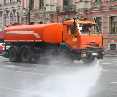 Özel ekipmanlarla yol temizliği ve dezenfekte, Nevsky Prospekt 41, Saint Petersburg, Rusya Temmuz 2020