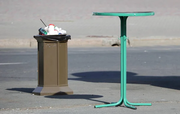 Mesa Livre Metal Verde Uma Perna Com Lata Lixo — Fotografia de Stock