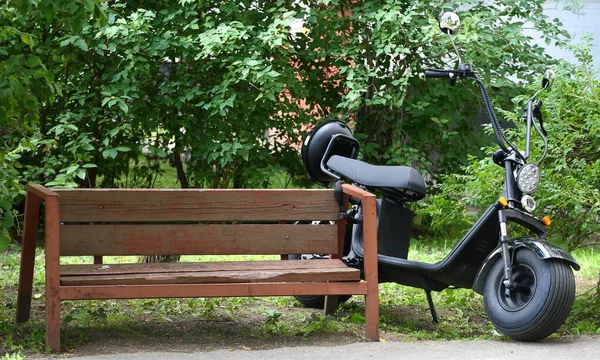 Scooter Électrique Noir Est Stationné Sur Banc Bois Parc — Photo