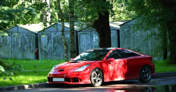 Una Macchina Sportiva Rossa Parcheggiata Nel Cortile Vicino Garage — Foto Stock