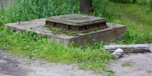 Een Oud Betonnen Mangat Met Een Metalen Kap Het Groene — Stockfoto