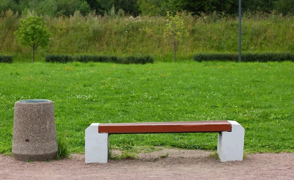 Parkbänk Trä Och Betong Med Stenurna Parken — Stockfoto