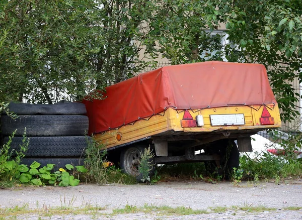 Piccolo Rimorchio Carico Giallo Con Tenda Marrone Parcheggiato Vicino Agli — Foto Stock