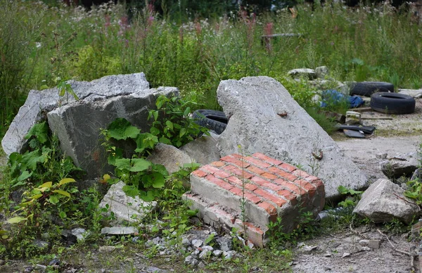 Stenen Betonnen Puin Het Groene Gras — Stockfoto