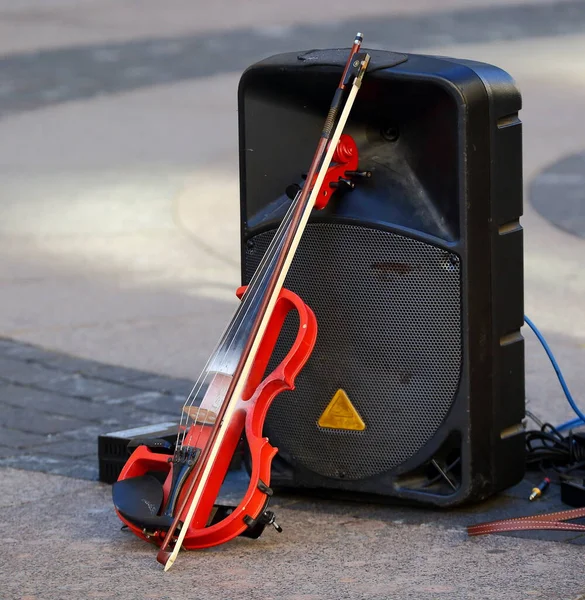 Elektrikli keman ses sütununa yaslanıyor.