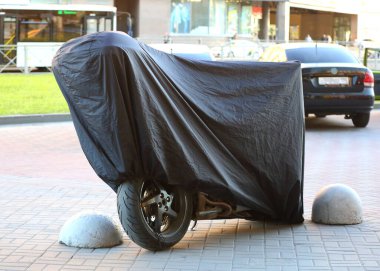 Üstü örtülü motosiklet.