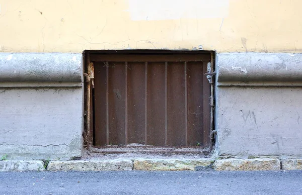 Une Fenêtre Sous Sol Avec Une Barrière Métallique — Photo