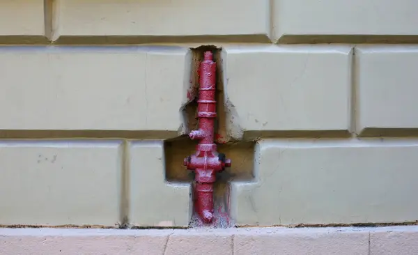 Красный Пожарный Гидрант Стене Дома — стоковое фото
