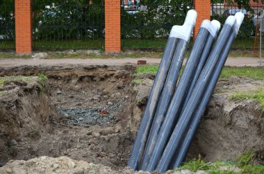 Kazılmış bir hendeğe yeraltı iletişim kablosu döşemek