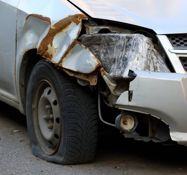 Kaputte Autoscheinwerfer Mit Klebeband Abgedichtet — Stockfoto