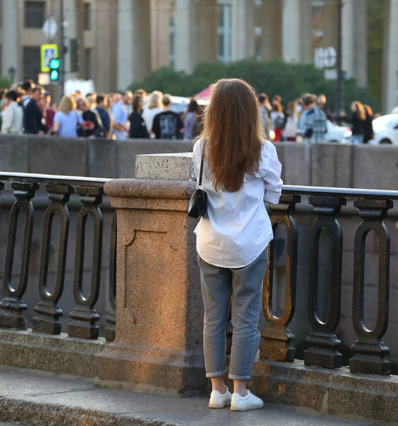 Uma Menina Cabelos Ruivos Uma Camisa Branca Fica Uma Cerca — Fotografia de Stock