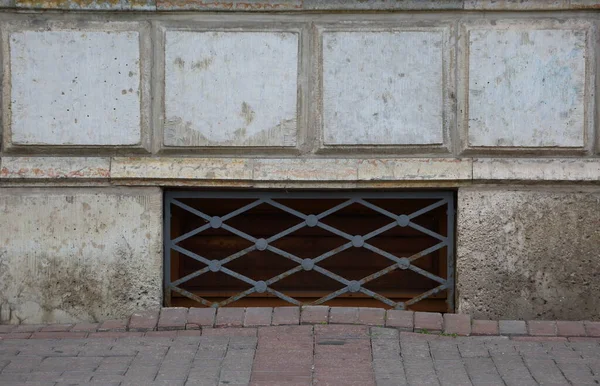 金属製の壁を持つ地下窓 — ストック写真