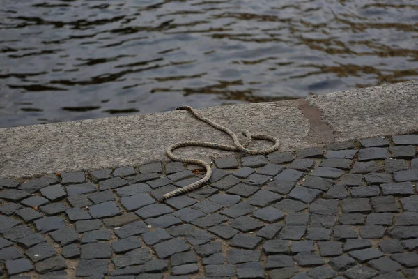 Cuerda Amarre Las Adoquines Del Terraplén Del Río — Foto de Stock