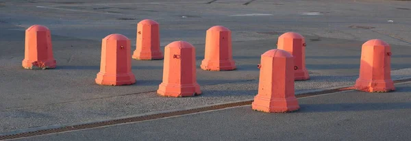 Sekelompok Beton Oranye Berhenti Tempat Parkir — Stok Foto