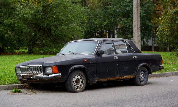 Opuštěné Staré Rozbité Auto Plochými Koly Iskrovský Prospekt Petrohrad Rusko — Stock fotografie