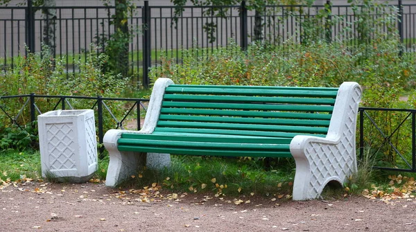 Green Park Bench Made Wood Concrete Autumn Park — Stock Photo, Image