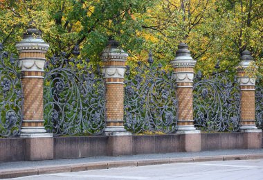 Mikhailovsky bahçe ızgarası, Saint Petersburg, Rusya, Ekim 2020