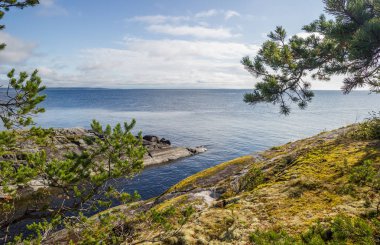 Ladoga Gölü Skerries Karelya Rusya su ve gökyüzü sonbahar manzara