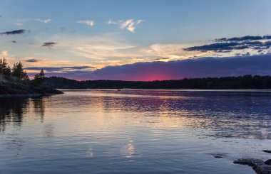 Günbatımı gökyüzü su yansıma Foto Ladoga Gölü Karelya Rusya manzara renkli