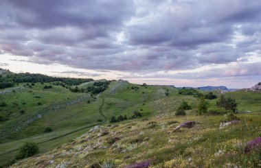 Bulutların üzerinde dağlar mor günbatımı gökyüzü Kırım yarımadası çiçek Hills yaz manzara