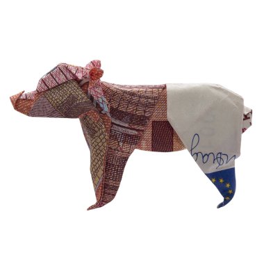 Not beyaz zemin üzerine kırmızı ayı hayvan katlanmış Para Origami gerçek 10 Euro ile izole