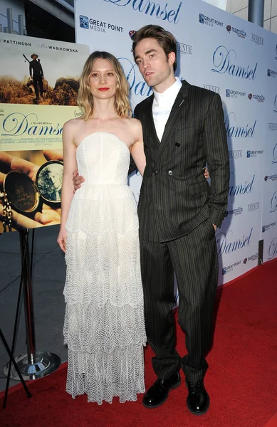 Mia Wasikowska Robert Pattinson Estreia Damsel Los Angeles Nos Cinemas — Fotografia de Stock